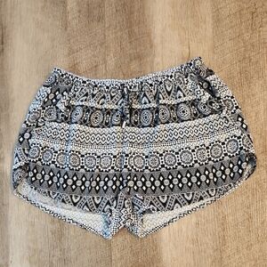 H&M Divided - Black and White Patterned Women's Shorts. Size 2